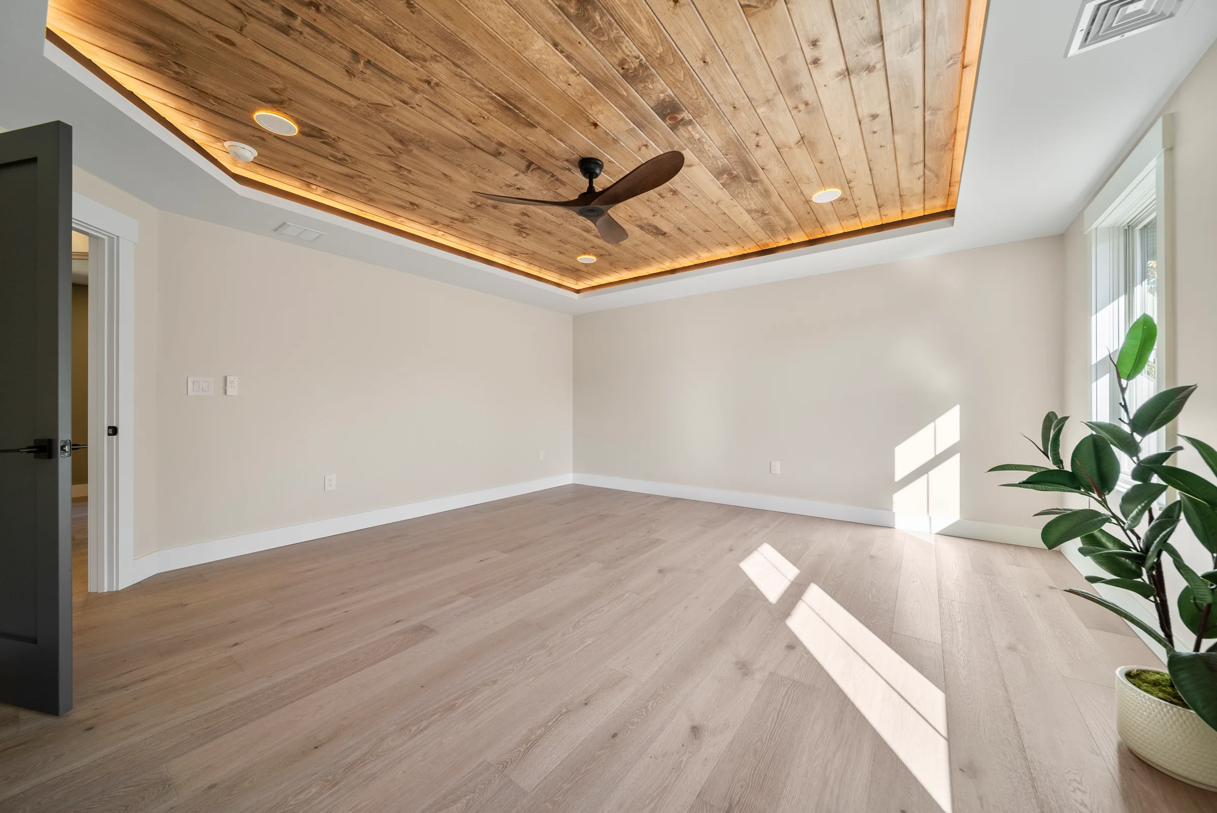 Vacant room before virtual staging